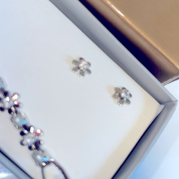 Liz Claiborne set - Picture 2 of 3